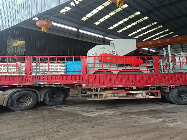 1000型粉碎機發往湖南