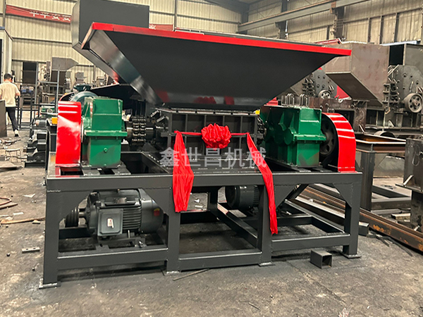 800撕碎機+800破碎機發往海南